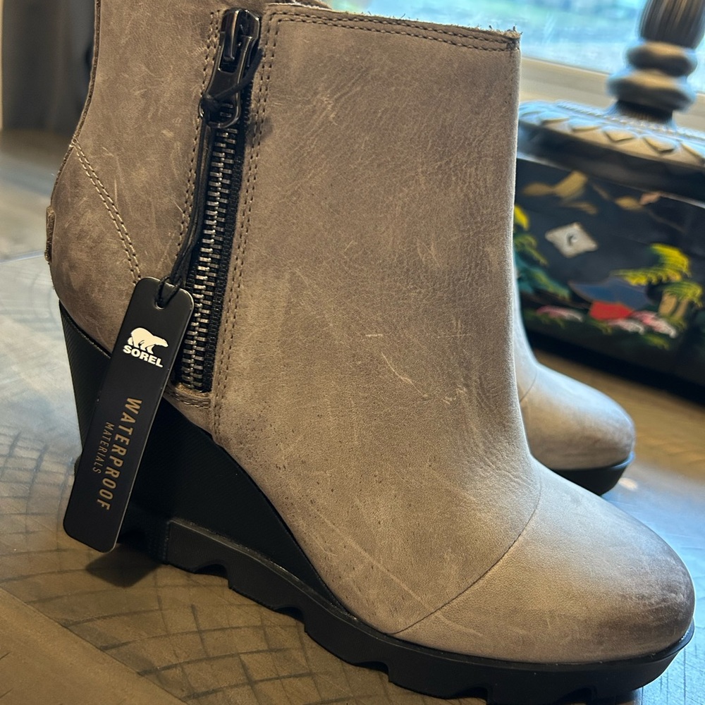 SOREL Joan Uptown Zip Wedge Ankle Booties Size 8 New with tags!  Very Cute!